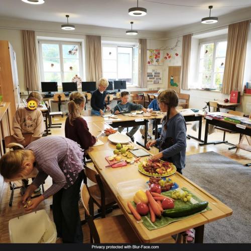 Kinder bereiten Jause zu