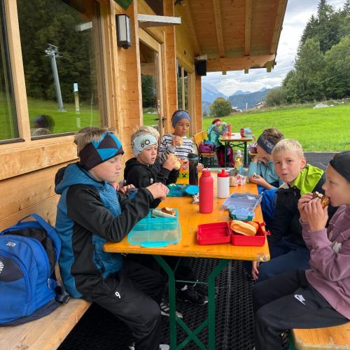 Kinder beim Jausnen