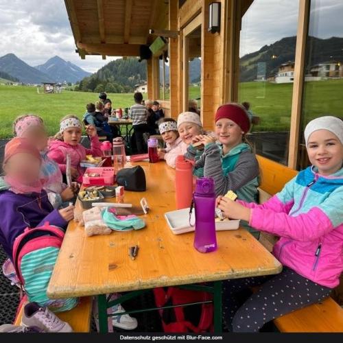 Kinder beim Jausnen