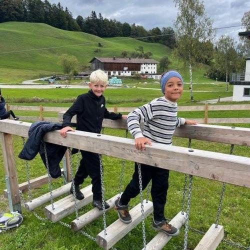 Kinder am Spielplatz