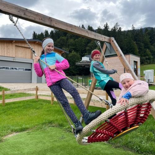 Kinder am Spielplatz