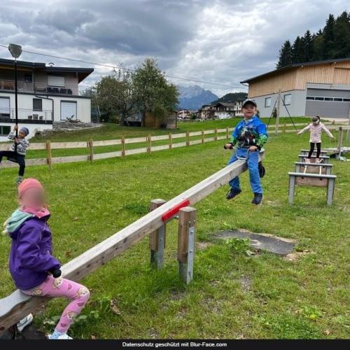 Kinder am Spielplatz