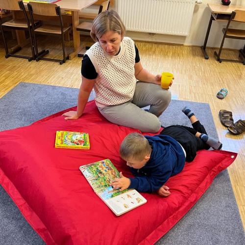 Kinder beim Lesen