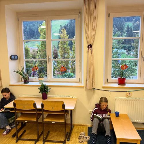 Kinder beim Lesen