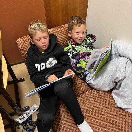 Kinder beim Lesen