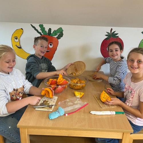 Kinder beim Kochen der Kürbissuppe