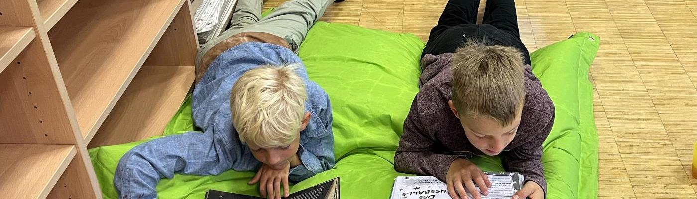 Kinder beim Lesen