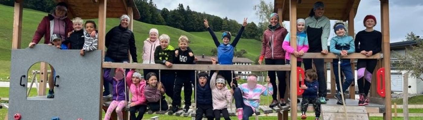 Gruppenfoto auf dem Klettergerüst