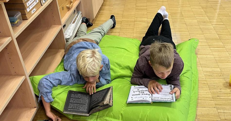 Kinder beim Lesen